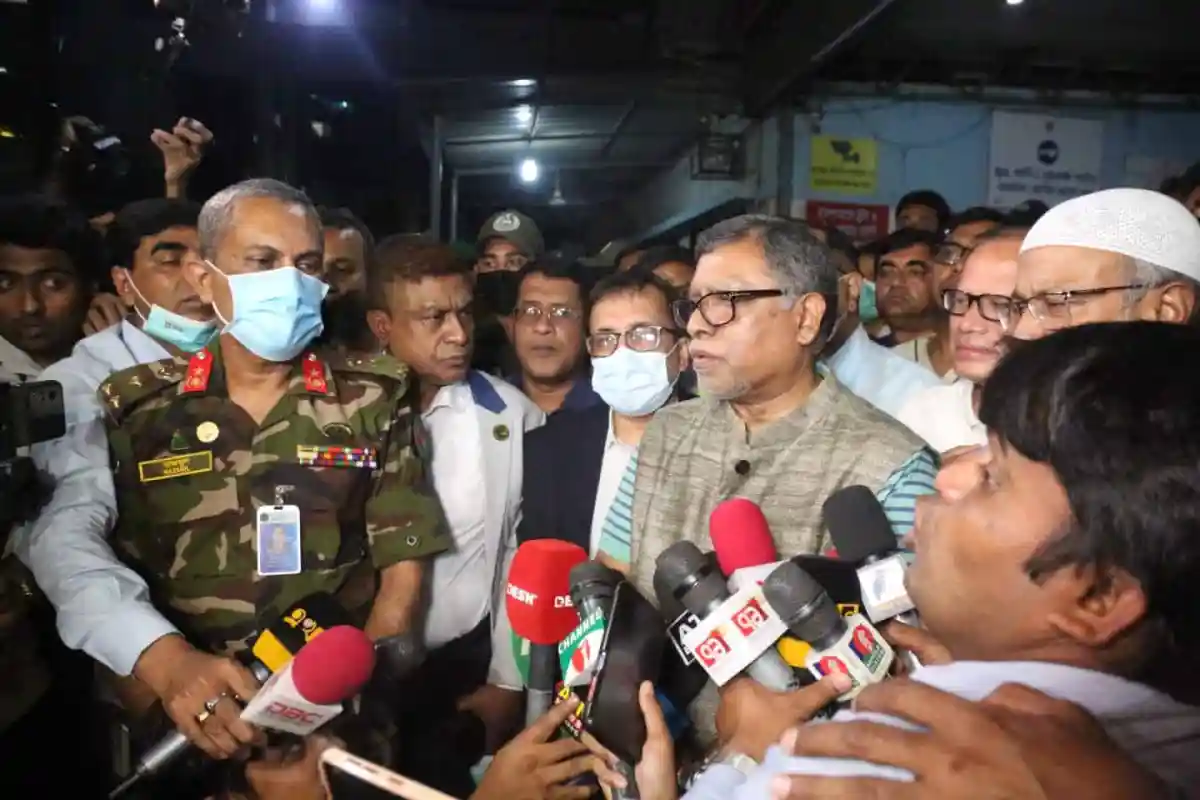 স্বাস্থ্যমন্ত্রী ও সেনা কর্মকর্তাদের উপস্থিতিতে জরুরি সংবাদ সম্মেলন. Channel i News - চ্যানেল আই নিউজ
