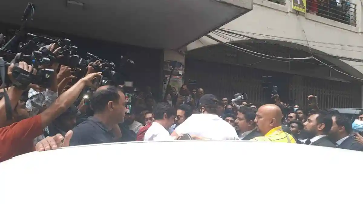 সাংবাদিক ও জনসাধারণের মধ্যে সংলাপের দৃশ্য. Channel i News - চ্যানেল আই নিউজ