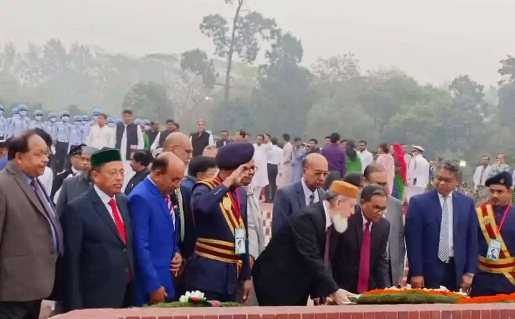 প্রধান বিচারপতি স্মৃতিসৌধে পুষ্পস্তবক অর্পণ করছেন. Channel i News - চ্যানেল আই নিউজ
