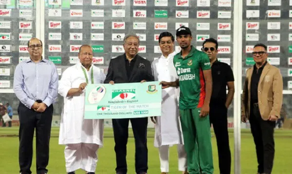 মোস্তাফিজকে ‘টাইগার অব দ্য ম্যাচ’ পুরস্কার গ্রহণ করছেন. Channel i News - চ্যানেল আই নিউজ