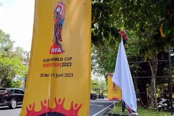 ইউনিসেফ বিশ্বকাপ ২০২৩ এর পতাকা রাস্তার পাশে উড়ছে. Channel i News - চ্যানেল আই নিউজ