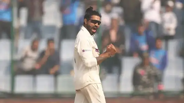 ভারতীয় ক্রিকেটার জাদেজা উল্লাসে ভাসছেন, মাঠে খেলা চলমান. Channel i News - চ্যানেল আই নিউজ