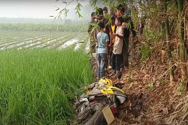 গাছে ধাক্কা খাওয়া মোটরসাইকেল ও নিহত ব্যক্তির ছবি. Channel i News - চ্যানেল আই নিউজ
