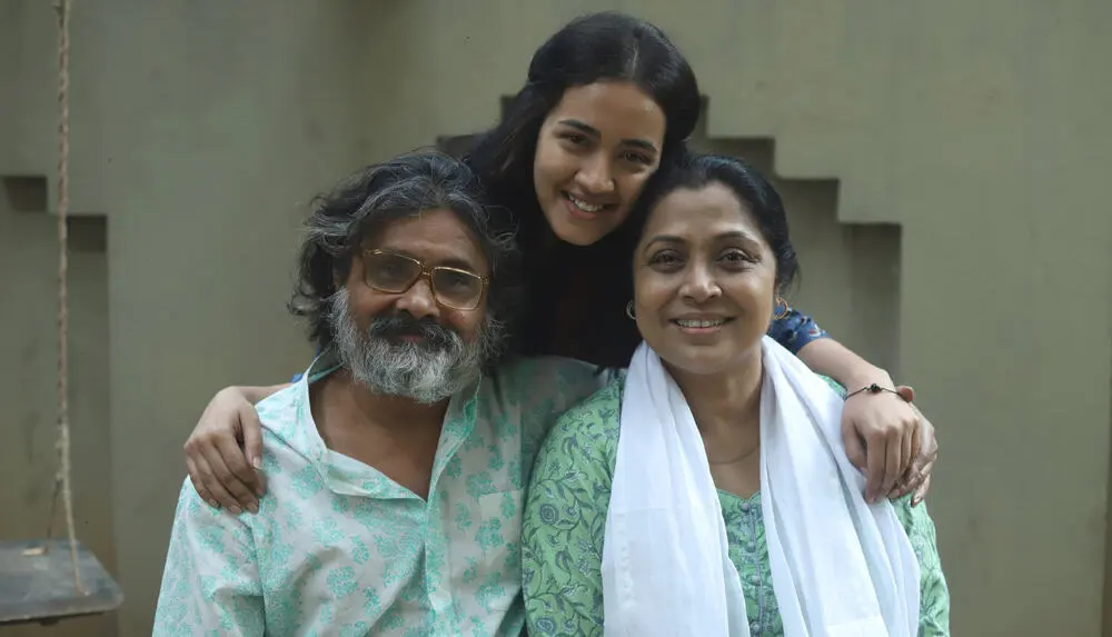 তিনজন মানুষ হাসিমুখে একসঙ্গে ছবি তুলেছেন, পেছনে সবুজ দেয়াল।. Channel i News - চ্যানেল আই নিউজ