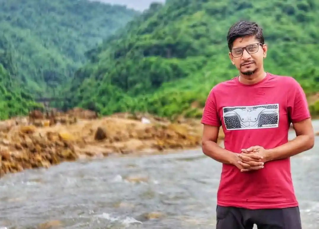 সিলেটের নদী ও পাহাড়ের পটভূমিতে যুবক ছবি।. Channel i News - চ্যানেল আই নিউজ