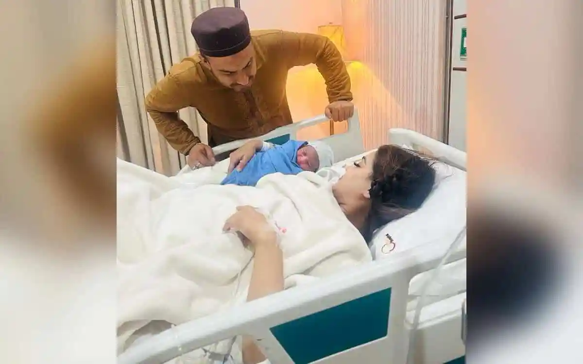 মাহির ছেলে হাসপাতালের বিছানায়, মা পাশে শুয়ে, বাবা দেখছেন. Channel i News - চ্যানেল আই নিউজ