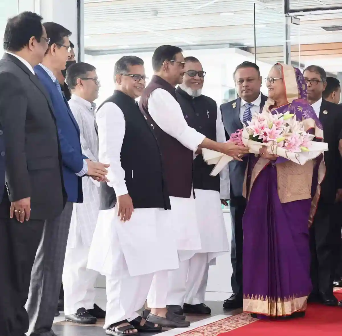 প্রধানমন্ত্রীকে স্বাগত জানাচ্ছেন বিভিন্ন কর্মকর্তা ও অতিথিরা. Channel i News - চ্যানেল আই নিউজ