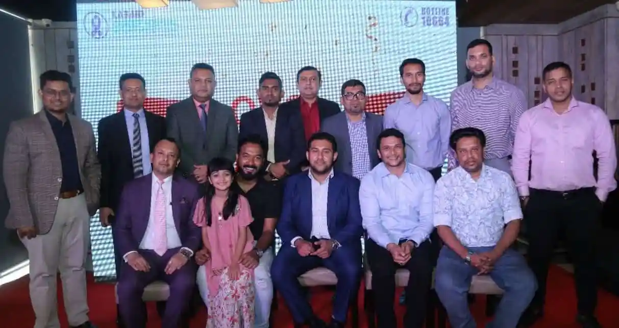 দলের নেতারা ও সদস্যরা একসঙ্গে ছবি তুলছেন, পলাশের নির্মাণে ক্যানসার জয়ের গল্প. Channel i News - চ্যানেল আই নিউজ