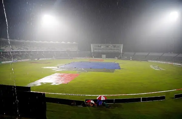 বৃষ্টির কারণে খেলার মাঠে খেলা শুরু হয়নি, দর্শকরা ছাতা নিয়ে অপেক্ষা করছেন।. Channel i News - চ্যানেল আই নিউজ