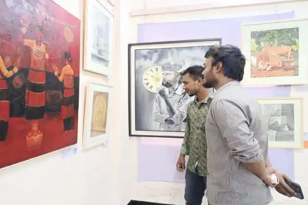 শিল্পকর্ম দেখছেন দর্শক, চ্যানেল আই অনলাইন সংবাদ. Channel i News - চ্যানেল আই নিউজ