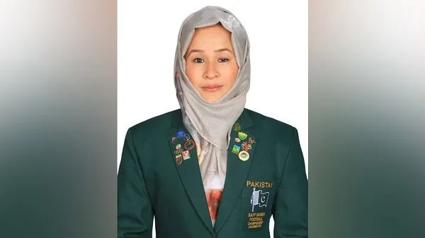 পাকিস্তানি নারী অ্যাথলেটের ছবি, হেলমেট ও জ্যাকেট পরা. Channel i News - চ্যানেল আই নিউজ