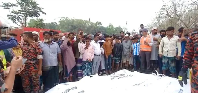 শিবচরে বাস খাদে পড়ে নিহতের ঘটনাস্থলে শত শত মানুষ জড়ো. Channel i News - চ্যানেল আই নিউজ