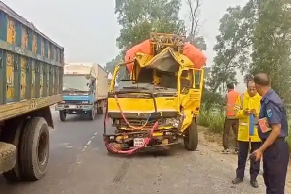 দুই ট্রাকের মুখোমুখি সংঘর্ষের ফলে চালক নিহতের ঘটনা. Channel i News - চ্যানেল আই নিউজ