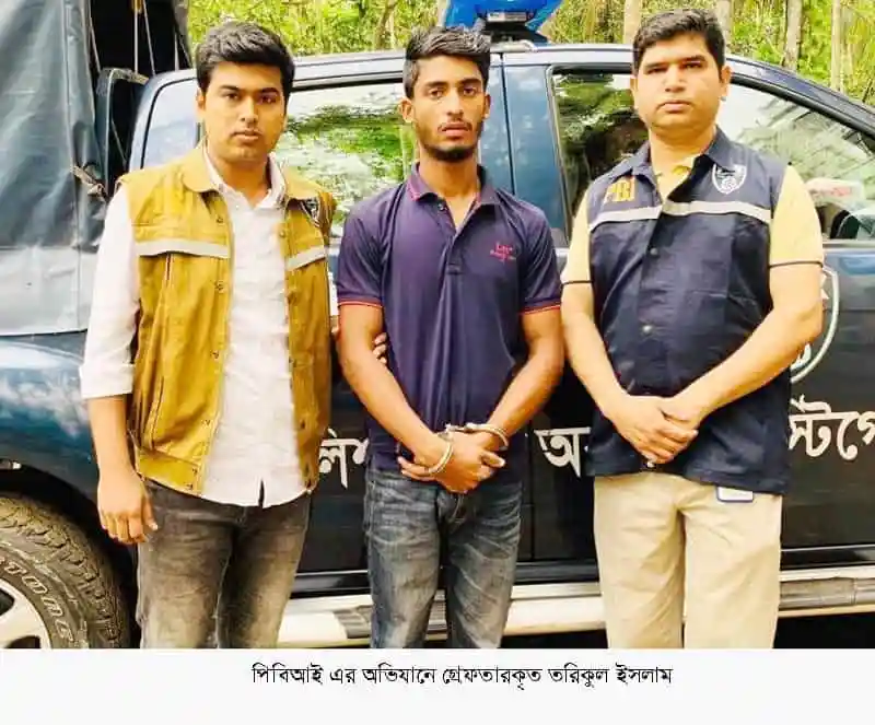নিরাপত্তা বাহিনীর সদস্যরা একটি গাড়ির পাশে দাঁড়িয়ে. Channel i News - চ্যানেল আই নিউজ