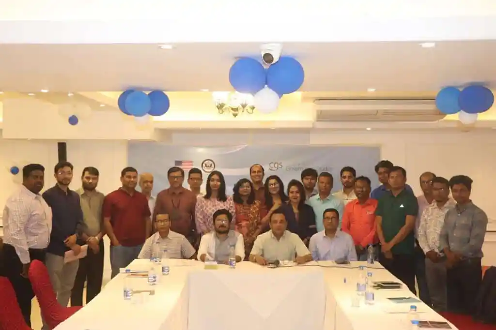 গণমাধ্যমকর্মীদের সংলাপে অংশগ্রহণকারীরা আলোচনা করছেন. Channel i News - চ্যানেল আই নিউজ