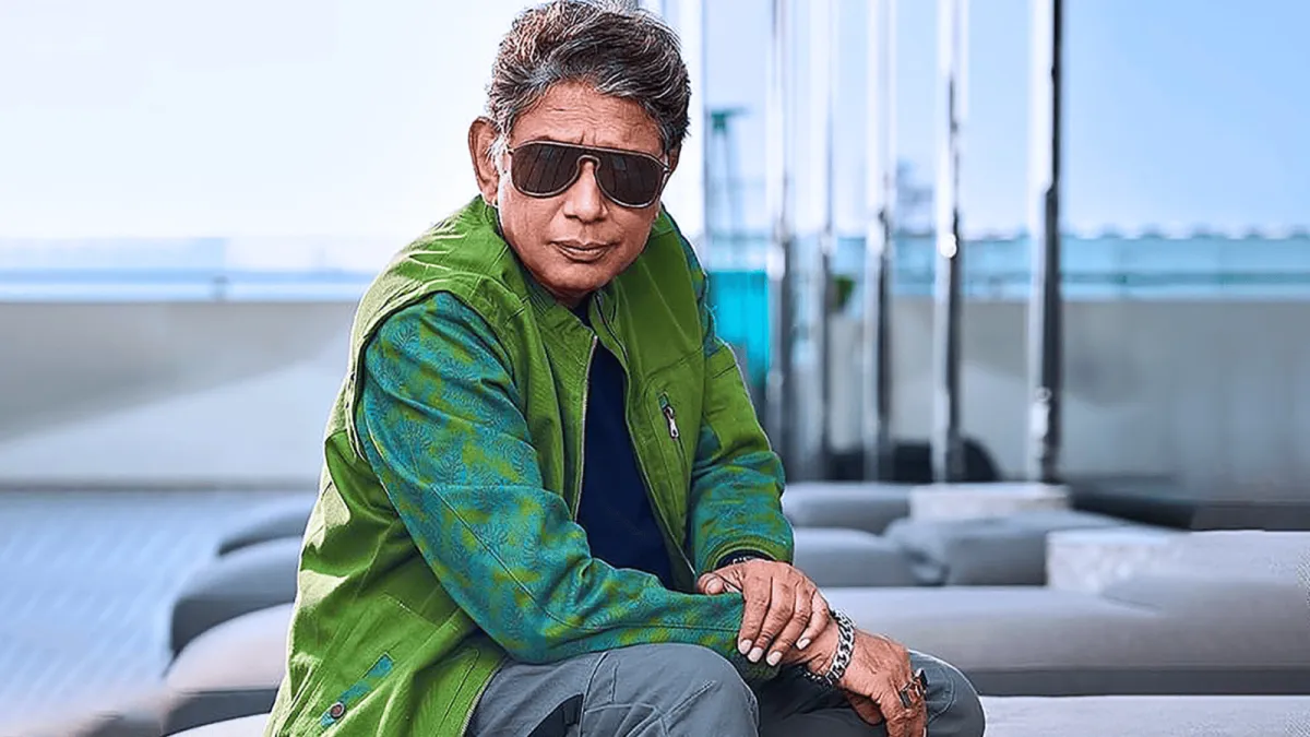 অভিনেতা আফজাল হোসেনের নতুন লুক, সানগ্লাস ও সবুজ জ্যাকেট পরা. Channel i News - চ্যানেল আই নিউজ