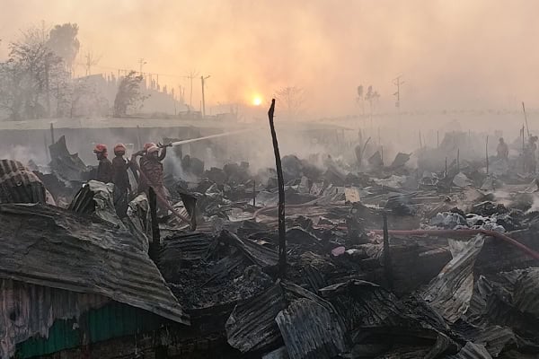 রোহিঙ্গা ক্যাম্পে অগ্নিকাণ্ডের ধ্বংসাবশেষ, ধোঁয়া ও আগুনের লালচে আলো. Channel i News - চ্যানেল আই নিউজ