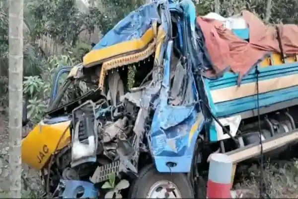বাগেরহাটে ট্রাকের সঙ্গে সংঘর্ষে আহত ও নিহতের ছবি. Channel i News - চ্যানেল আই নিউজ