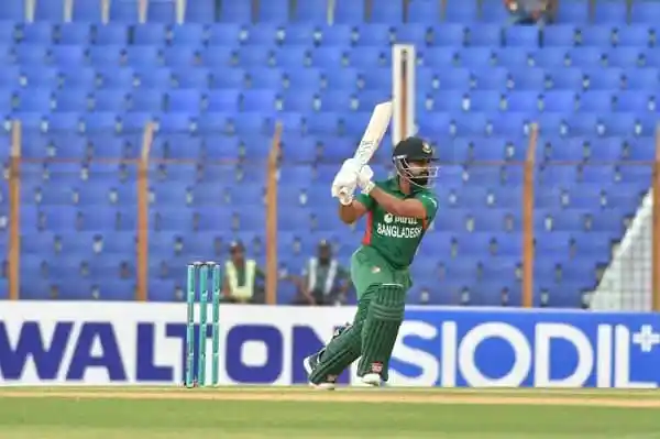বাংলাদেশ ক্রিকেটার ব্যাটিং করছেন, খেলার মাঠে দর্শকশূন্য স্টেডিয়াম. Channel i News - চ্যানেল আই নিউজ