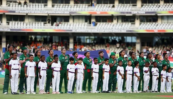 বাংলাদেশ নারী ক্রিকেট দলের খেলোয়াড়রা মাঠে দাঁড়িয়ে সম্মান প্রদর্শন করছে।. Channel i News - চ্যানেল আই নিউজ