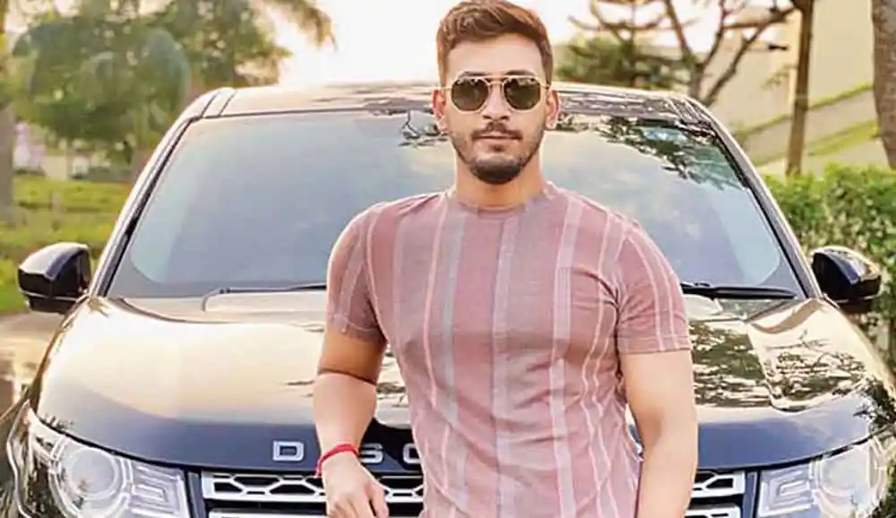 নায়ক বনির ছবি, তিনি গাড়ির সামনে দাঁড়িয়ে আছেন. Channel i News - চ্যানেল আই নিউজ