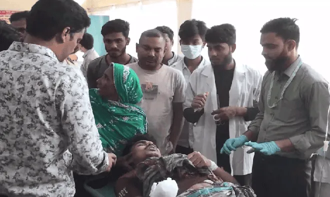 আহত যুবককে হাসপাতালে নিয়ে আসা হচ্ছে, চিকিৎসক ও স্বজনরা পাশে দাঁড়িয়ে. Channel i News - চ্যানেল আই নিউজ