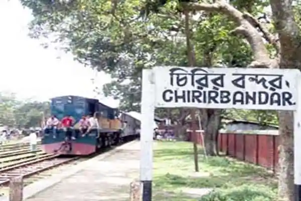 চিরিরবন্দর রেলস্টেশনের প্ল্যাটফর্ম ও ট্রেন. Channel i News - চ্যানেল আই নিউজ