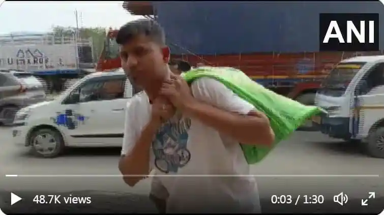 শিক্ষার্থীর হাতে ব্যাগে কয়েন ভর্তি বস্তা, সড়কে চলাচলরত যানবাহন. Channel i News - চ্যানেল আই নিউজ