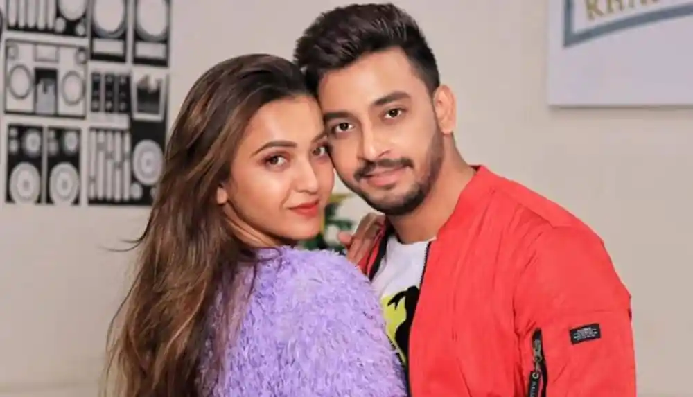 একজন নারী ও একজন পুরুষ হাসিমুখে একসঙ্গে ছবি তুলেছেন. Channel i News - চ্যানেল আই নিউজ