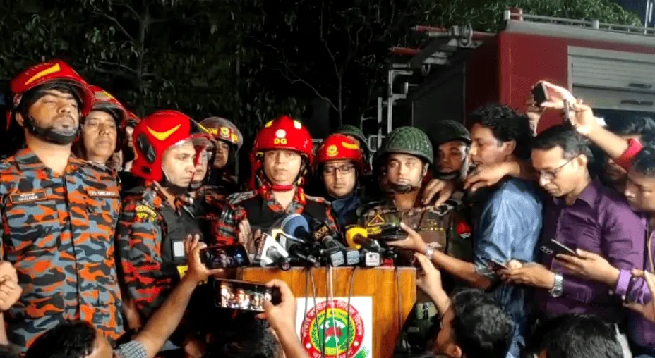 প্রেস কনফারেন্সে অংশগ্রহণকারী পুলিশ ও সাংবাদিকরা. Channel i News - চ্যানেল আই নিউজ
