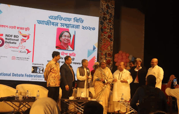 বিতর্ক কার্নিভালে অংশগ্রহণকারী ও অতিথিরা আলোচনা করছেন. Channel i News - চ্যানেল আই নিউজ