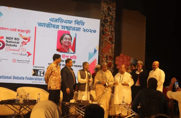 বিতর্ক কার্নিভালে অতিথি ও বক্তারা সম্মাননা প্রদান করছেন. Channel i News - চ্যানেল আই নিউজ
