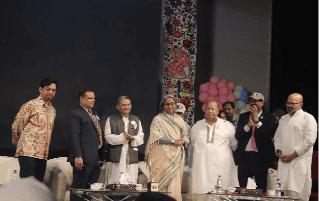নেতৃবৃন্দ এনডিএফ বিডি জাতীয় বিতর্ক কার্নিভাল-২০২৩ এর সমাপ্তি উদযাপন করছেন. Channel i News - চ্যানেল আই নিউজ