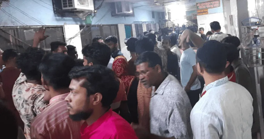 গুলিস্তানে বিস্ফোরণের পর স্বজনরা মরদেহ গ্রহণের জন্য অপেক্ষা করছে. Channel i News - চ্যানেল আই নিউজ