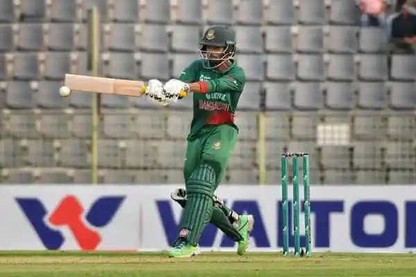 বাংলাদেশের ক্রিকেটার সাকিব আল হাসান ব্যাট চালিয়ে খেলছেন. Channel i News - চ্যানেল আই নিউজ