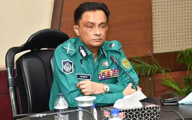 ডিএমপি কমিশনার ক্ষুব্ধ, বসে আছেন অফিসে, পত্রপত্রিকা ও জল বোতল পাশে. Channel i News - চ্যানেল আই নিউজ