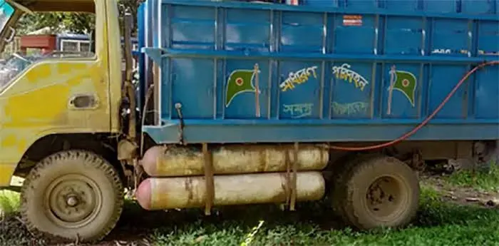 ট্রাকে গ্যাস সিলিন্ডার বহনরত অবস্থায় বিস্ফোরণ, যুবকের মৃত্যু. Channel i News - চ্যানেল আই নিউজ