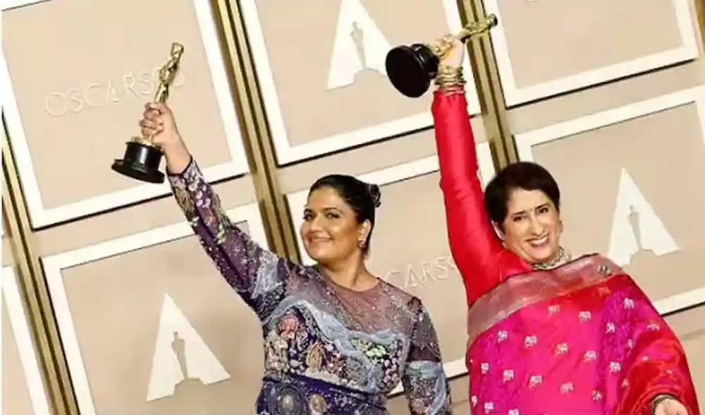 দুই নারী সাংবাদিক চ্যানেল আই অনলাইন এর জন্য পুরস্কার গ্রহণ করছেন. Channel i News - চ্যানেল আই নিউজ