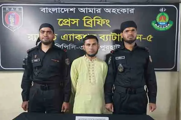 আটককৃত ব্যক্তি পুলিশের সামনে, বাংলাদেশ পুলিশ ব্যুরো অব ইনভেস্টিগেশন. Channel i News - চ্যানেল আই নিউজ