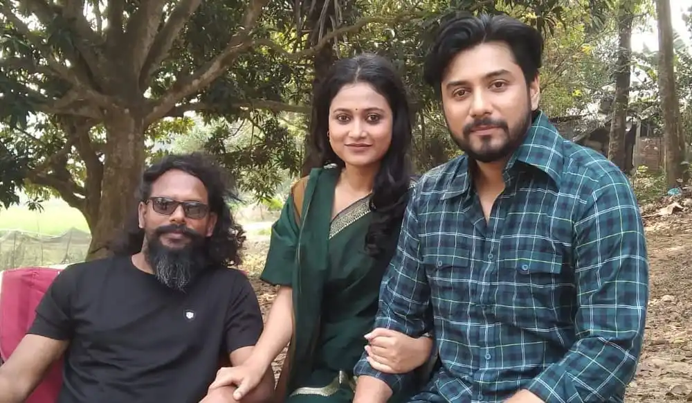 তিনজন অভিনেতা প্রকৃতি পরিবেশে হাসিমুখে ছবি তুলছেন. Channel i News - চ্যানেল আই নিউজ