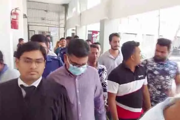 জনপ্রিয় ব্যক্তিরা আদালত ভবনে প্রবেশ করছেন, বেশিরভাগ মানুষ মুখোশ পরেছেন।. Channel i News - চ্যানেল আই নিউজ