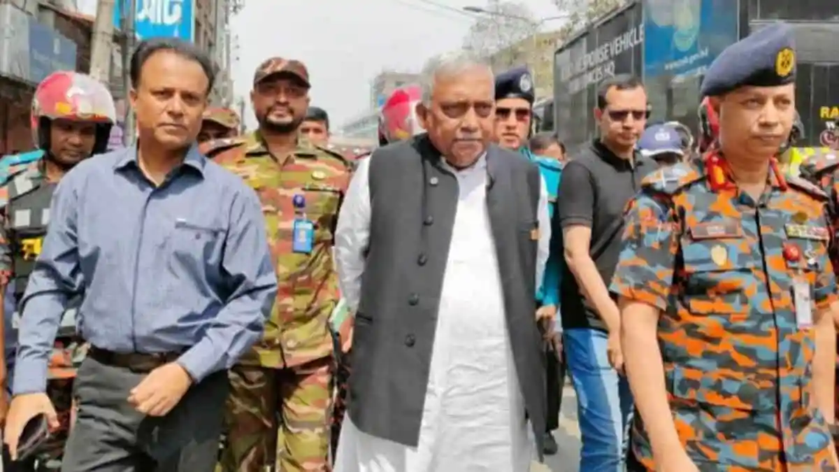 স্বরাষ্ট্রমন্ত্রী ও কর্মকর্তাদের সঙ্গে নিরাপত্তা কর্মীরা. Channel i News - চ্যানেল আই নিউজ
