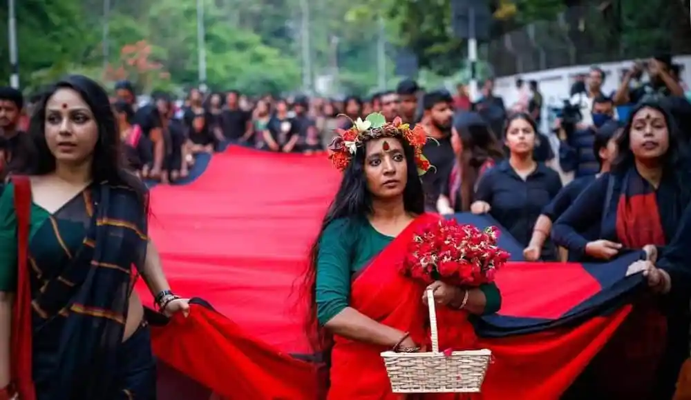 শহীদদের স্মরণে প্রাচ্যনাটের লালযাত্রা, নারীরা লাল পতাকা বহন করছে. Channel i News - চ্যানেল আই নিউজ