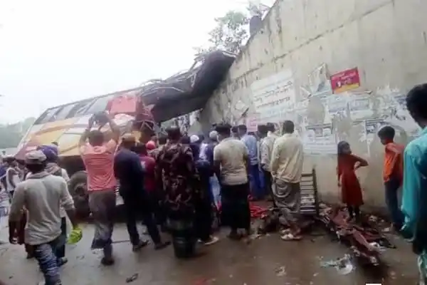 শিবচরে ট্রেন দুর্ঘটনায় স্থানীয়রা মরদেহ উদ্ধার করছে. Channel i News - চ্যানেল আই নিউজ