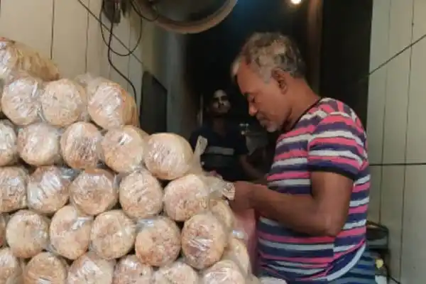 ব্যবসায়ী পণ্য পরীক্ষা করছেন, প্যাকেটের মধ্যে পণ্য দেখা যাচ্ছে. Channel i News - চ্যানেল আই নিউজ