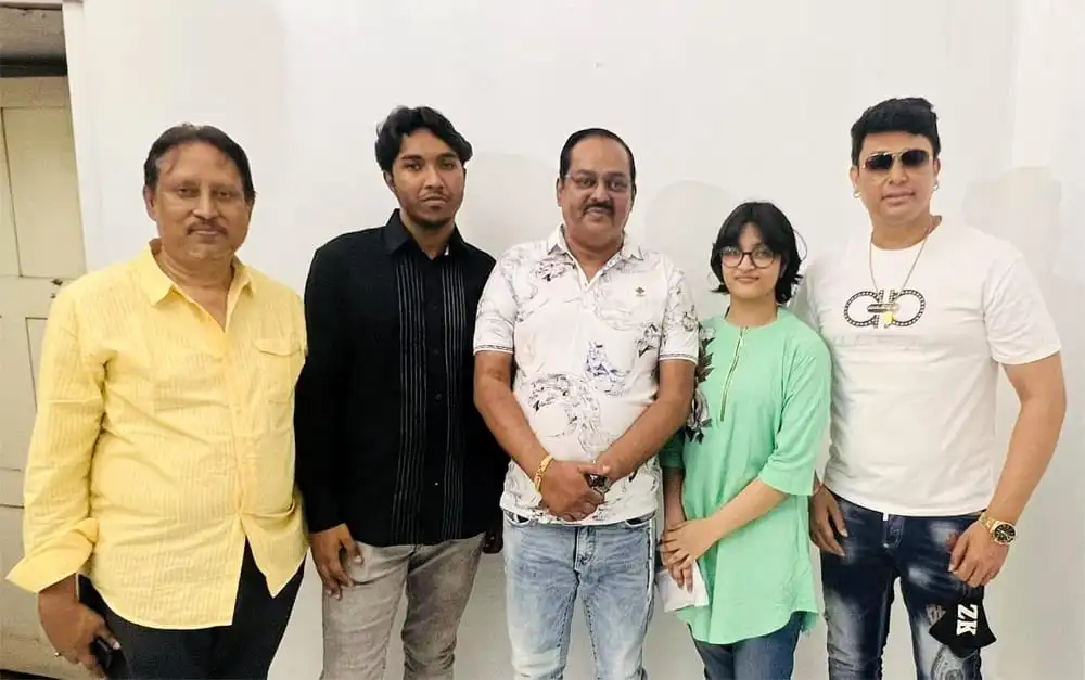 ডিপজলসহ পরিবারের সদস্যরা একসঙ্গে ছবি তুলেছেন. Channel i News - চ্যানেল আই নিউজ