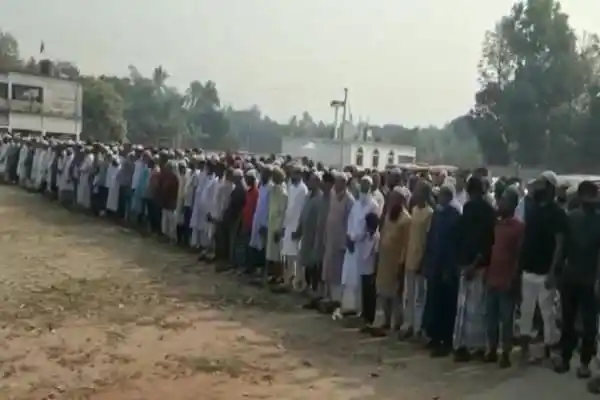নিহতদের দাফনের জন্য মুসল্লিরা দীর্ঘ লাইন করে দাঁড়িয়েছেন. Channel i News - চ্যানেল আই নিউজ