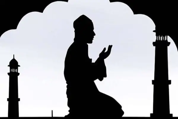 নামাজের জন্য প্রার্থনা করছে একজন মুসলিম ব্যক্তি. Channel i News - চ্যানেল আই নিউজ