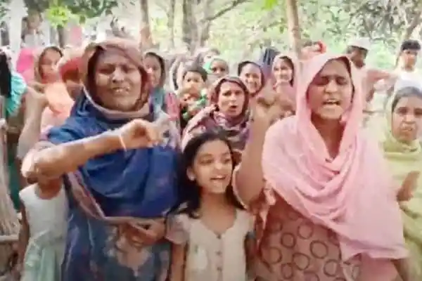 জনতা র্যাবের ওপর হামলার প্রতিবাদে বিক্ষোভ করছে. Channel i News - চ্যানেল আই নিউজ