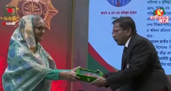 রকিবুলের হাতে জয় বাংলা লেখা ব্যাটের জন্য পুরস্কার প্রদান. Channel i News - চ্যানেল আই নিউজ